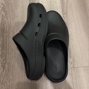 Oofos ooclog black clog shoes